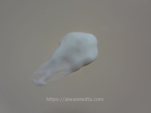 伊勢半キスミーマミーUVアクアミルクの液体画像